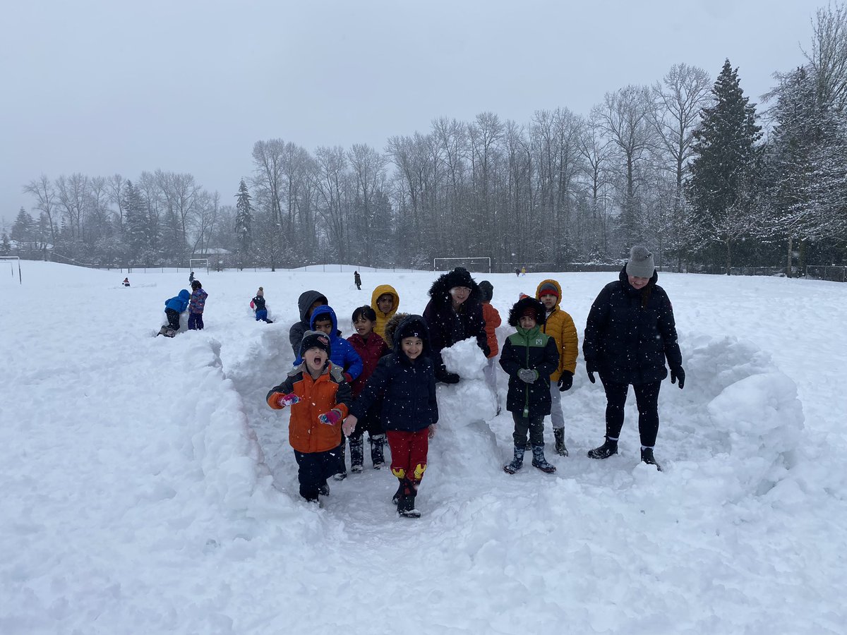 teachermrskhan's tweet image. Today’s snow was perfect for building, and oh did our students build! #sd36learn