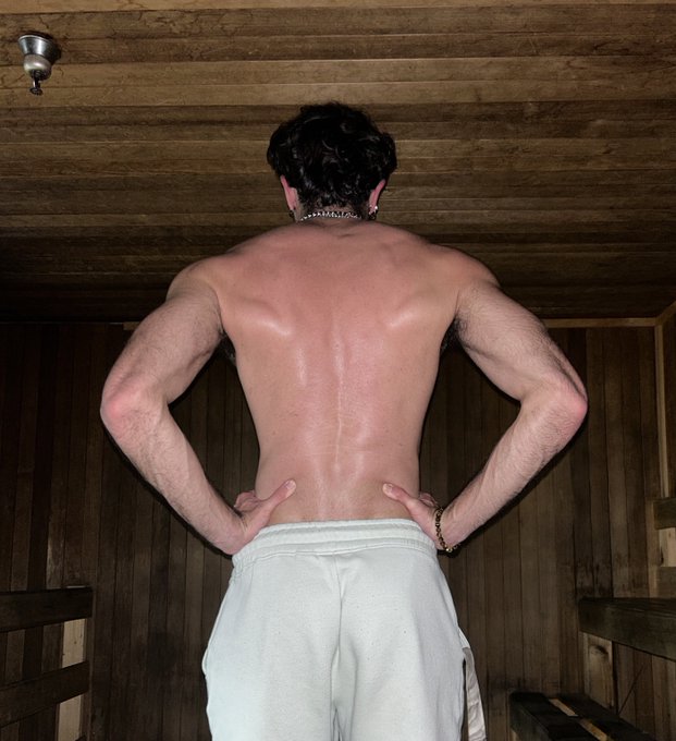 Someone teach me how to flex my back correctly https://t.co/5lk7Ok44r9