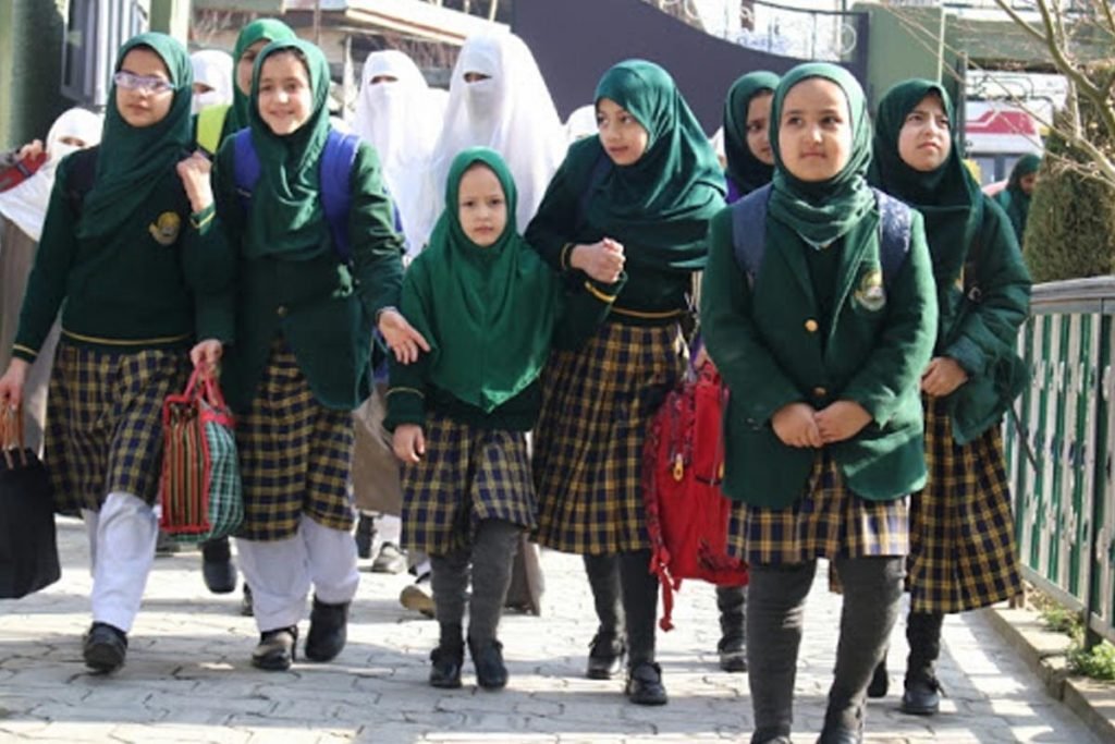 khatana_ashraf's tweet photo. From today Schools Reopened in Kashmir. Students of primary classes make their way to schools in Kashmir first time after the Winter break.
#Kashmir
#schools
#PrimaryClasses
#SchoolsReopening
#Students
#Future
#EducationForAll https://t.co/q6F4n1KrZG