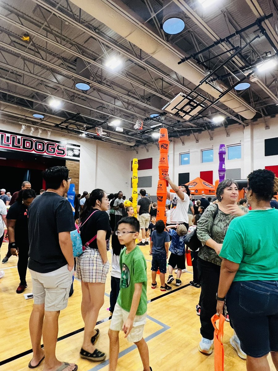 Robertson’s first Family Fitness Night was a great success! ❤️🐾 <a href="/katyisd/">Katy ISD</a> <a href="/MarthaEPulido/">MarthaPulido</a> <a href="/CoachSlusser/">SERE PE</a>