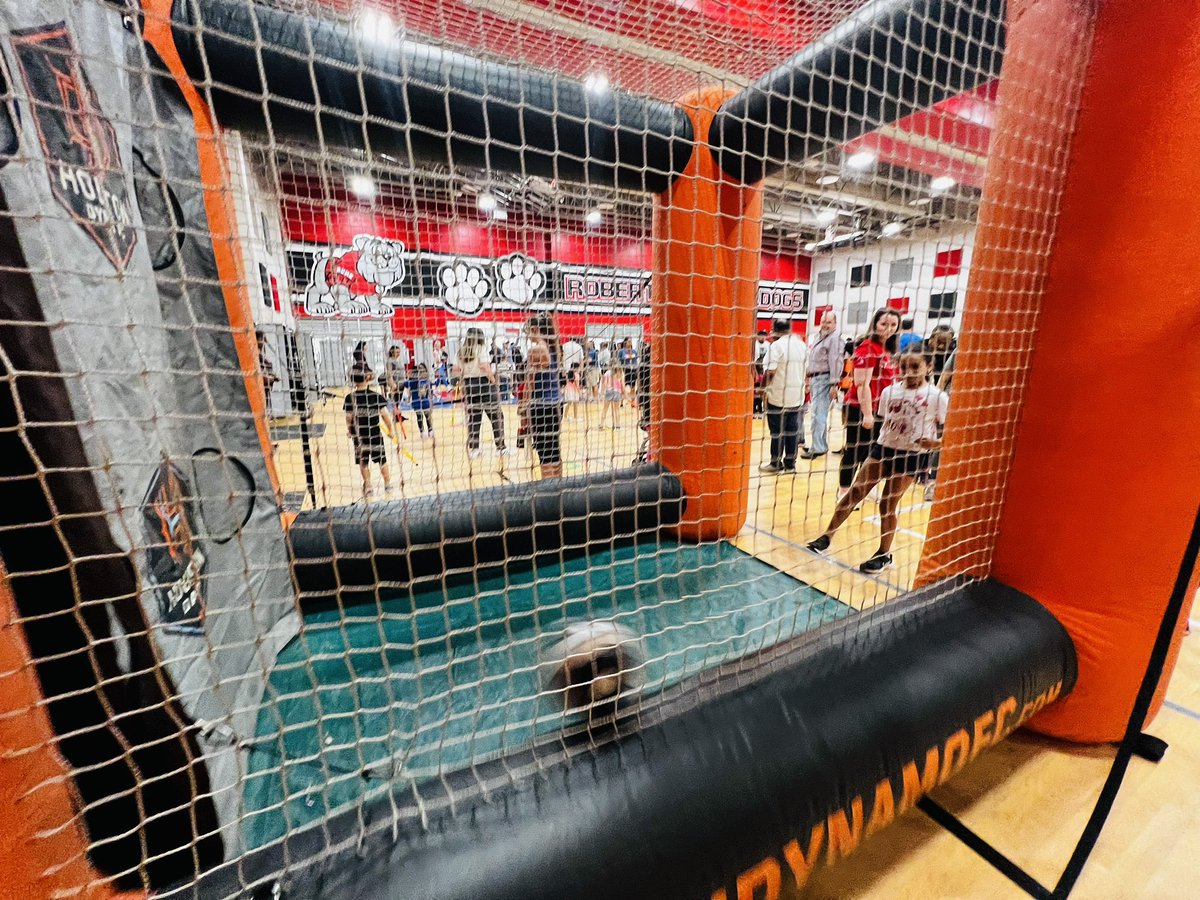 SEREbulldogs's tweet photo. Robertson’s first Family Fitness Night was a great success! ❤️🐾 @katyisd @MarthaEPulido @CoachSlusser https://t.co/zRyxBEmI4E