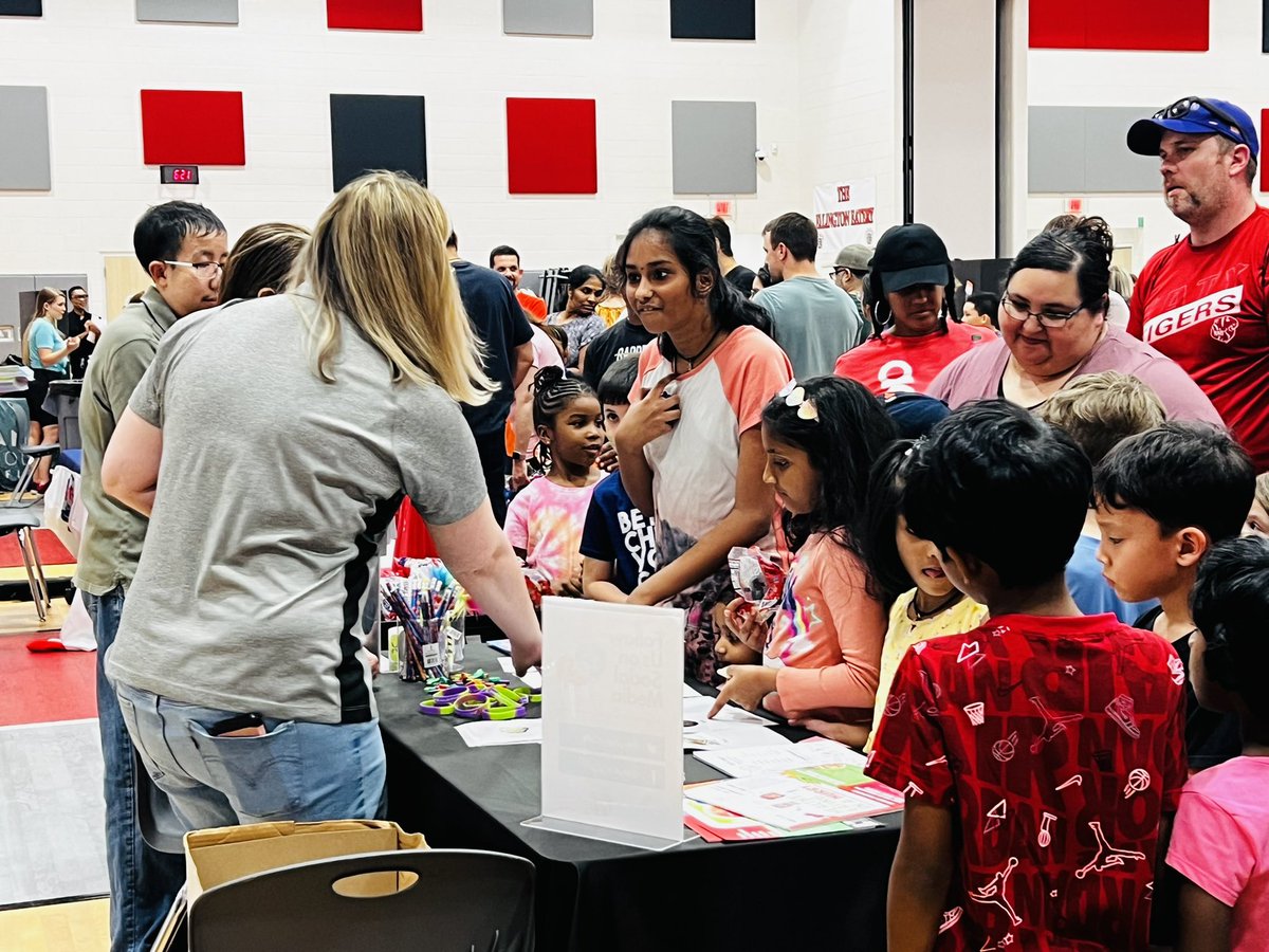 SEREbulldogs's tweet photo. We appreciate the support of everyone that participated in our first Family Fitness Night❤️🐾 @katyisd @CoachSlusser @MarthaEPulido https://t.co/HJPKIn5XMy
