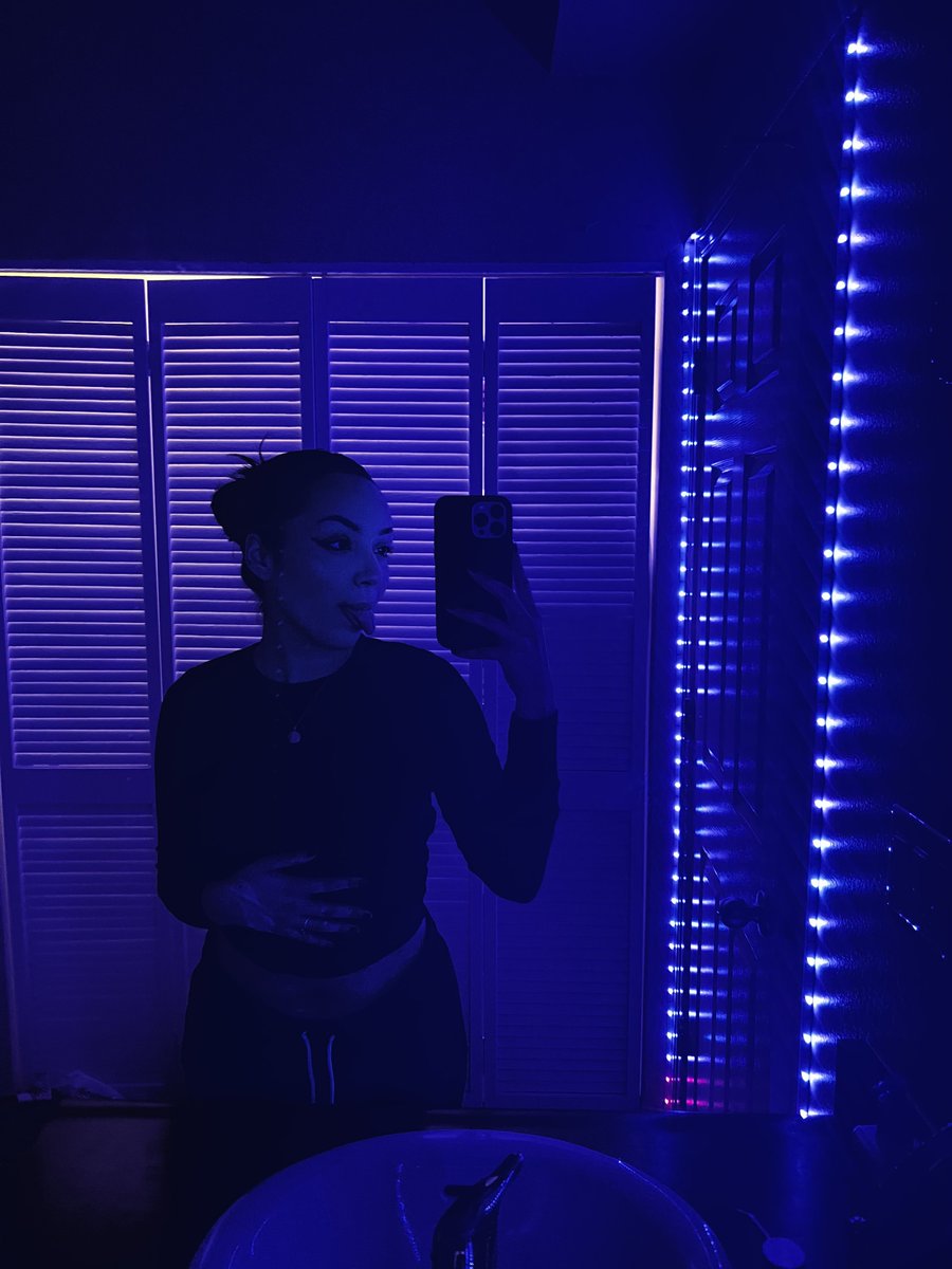violetselenaa's tweet photo. violet you’re turning violet https://t.co/tTS1RwodiP