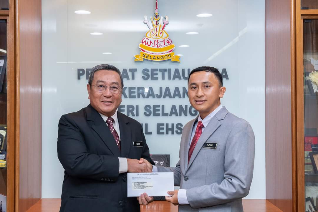 MPKualaLangat's tweet photo. Sesi Penyampaian Amanat dan Penyerahan Surat Pelantikan Setiausaha Majlis Perbandaran Kuala Langat oleh YB Setiausaha Kerajaan Negeri Selangor kepada Tuan Khairulazam Bin Saroni
Selamat datang dan Tahniah diucapkan.
#mpkl #kualalangat #indahharmonibestari #kitaselangor https://t.co/Qq0cRZv7VP