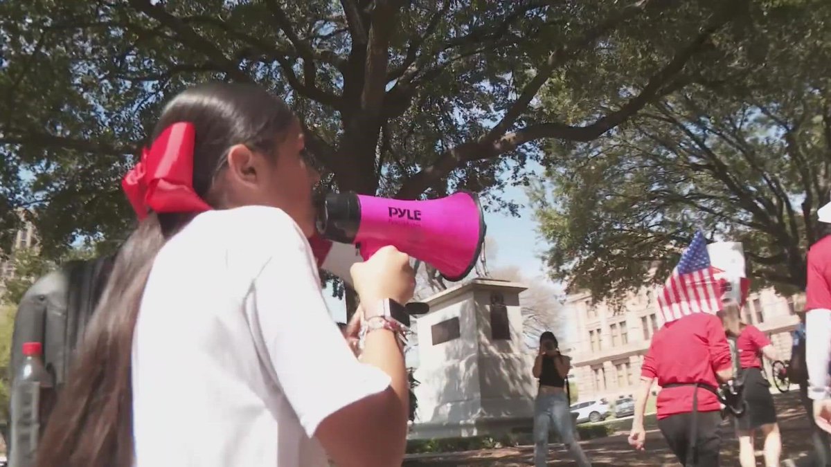 Robb Elementary shooting survivors call for change at a rally against gun violence in Austin, Texas

“I shouldn't have to be here right now, but I am because my friends don't have a voice no more," said Robb Elementary shooting survivor Caitlyne Gonzales.

khou.com/article/news/l…