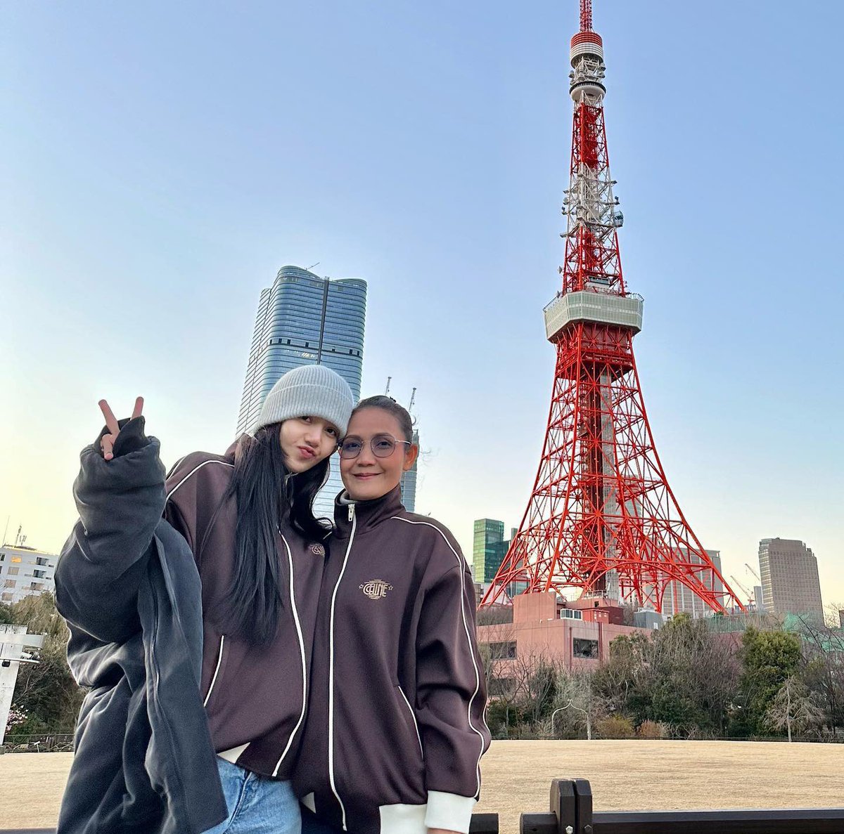 blackpinkbabo's tweet photo. LISA AND HER MOM 💛 https://t.co/e117bGq1MD