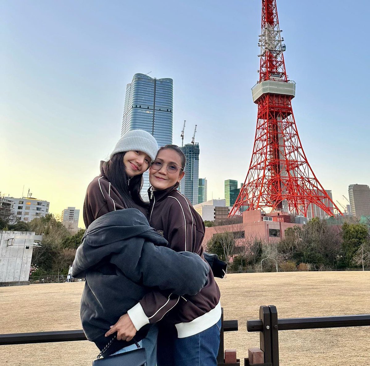 blackpinkbabo's tweet photo. LISA AND HER MOM 💛 https://t.co/e117bGq1MD
