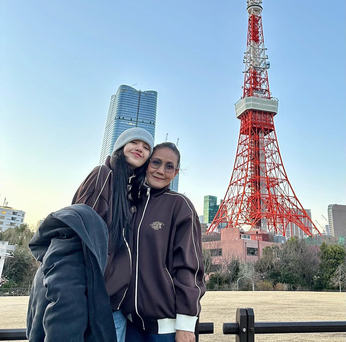 blackpinkbabo's tweet photo. LISA AND HER MOM 💛 https://t.co/e117bGq1MD