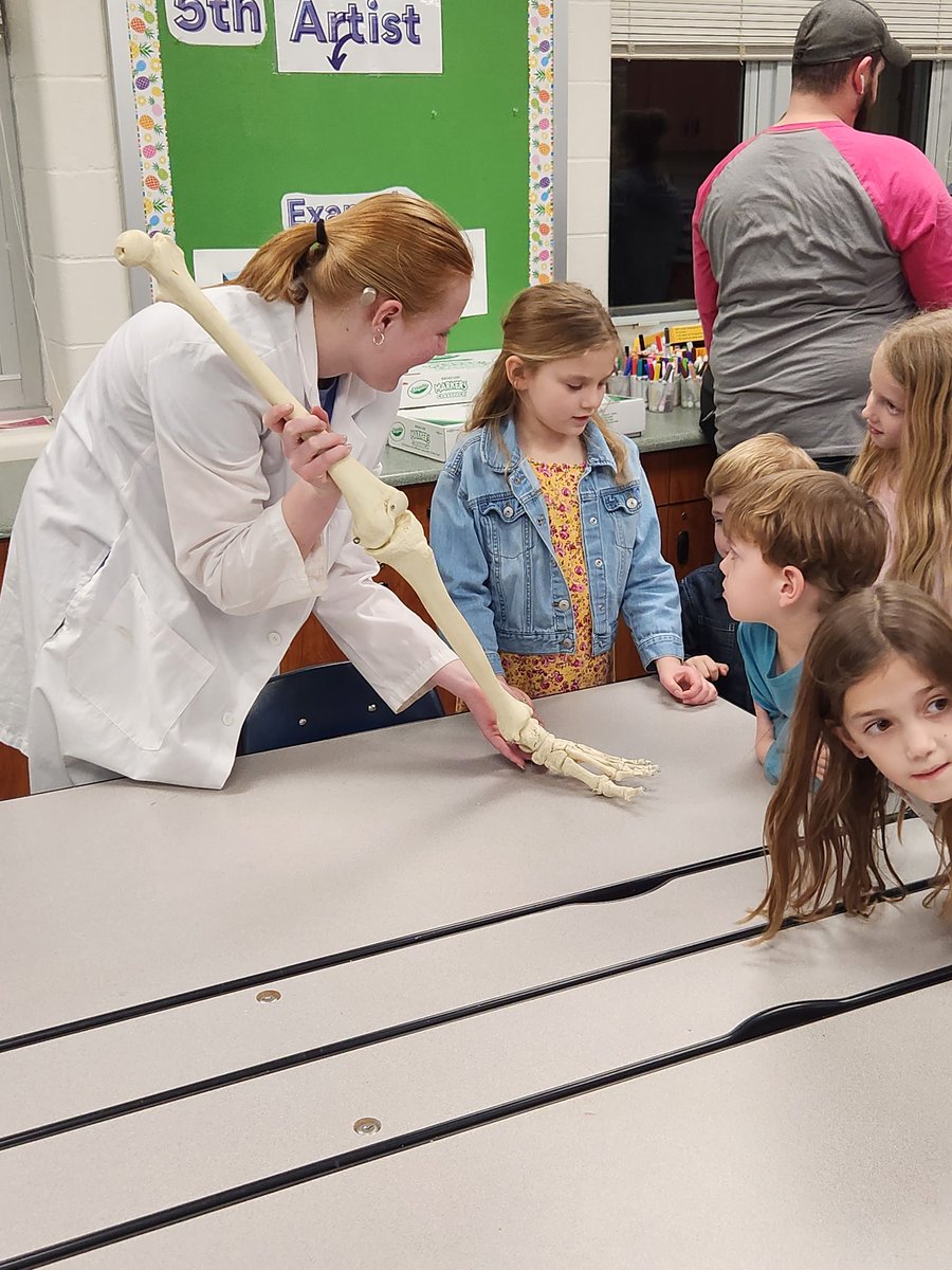 TammyMachens's tweet photo. @OFHS_HOSA member having a great time teaching Discovery Elementary students about medical related professions. https://t.co/7MvHHWPegR