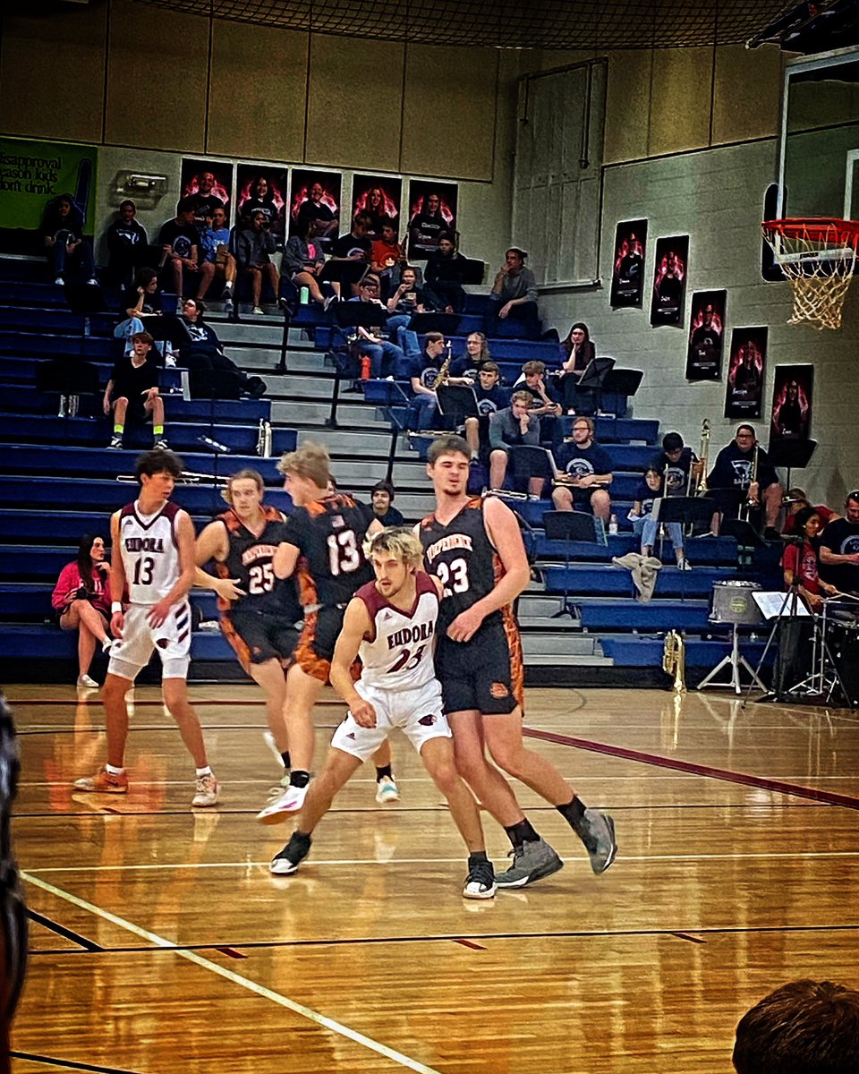 ScottRussellOLY's tweet photo. Cards lead 32-15 in opening sub-state game. Fun to watch our speed and quickness! Our boys can move! #CardinalQUICK #CardinalSTRONG #CardinalSPEED #FTC https://t.co/tsGUKQ1CoC