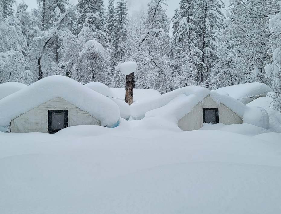California declares emergency in counties buried by snow FqGDLW4WwAAc9lA?format=jpg&name=medium