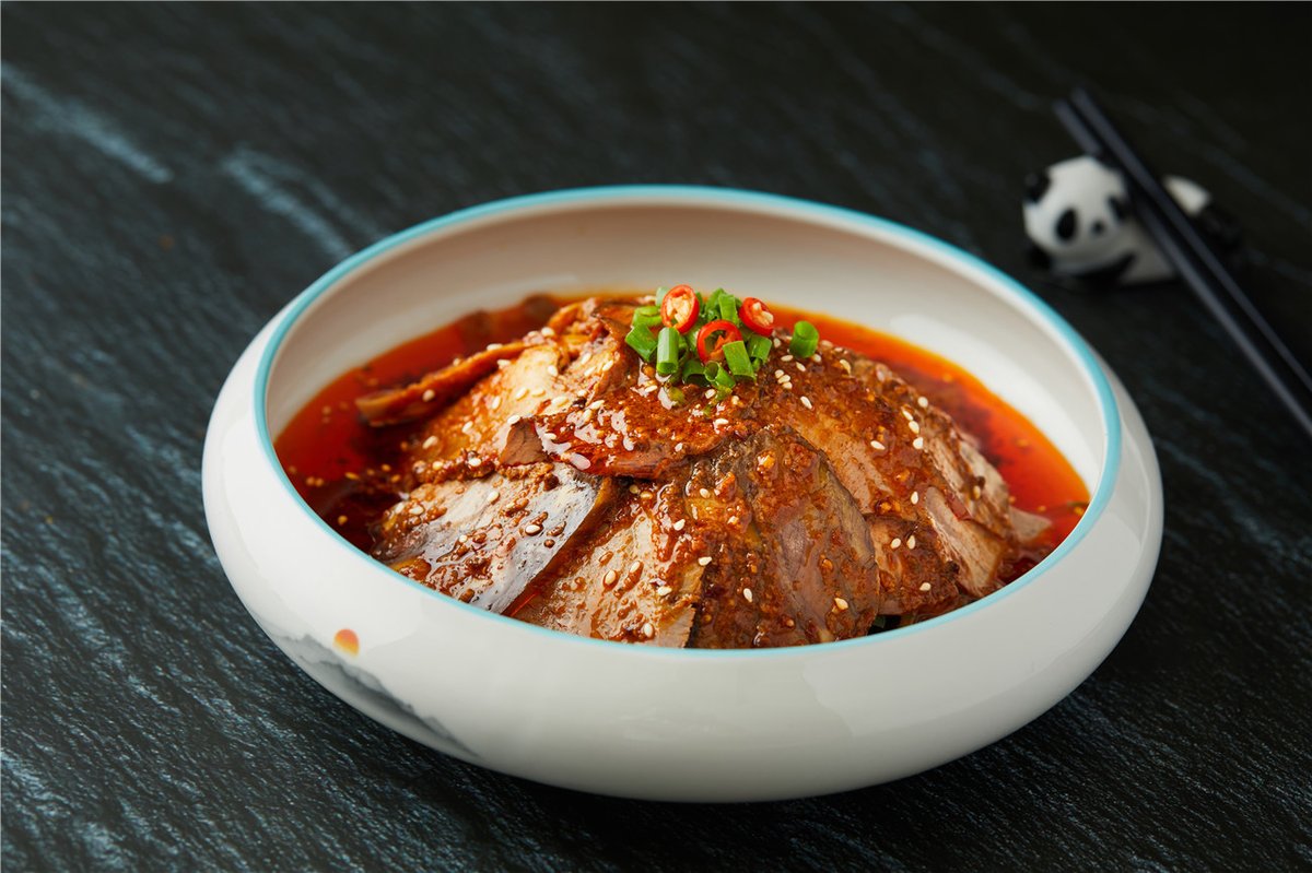 TastesChina's tweet photo. [Taste of Sichuan] Sliced beef and ox organs in chili sauce was created by a Sichuan couple. Its main ingredients are cattle scalp, heart, tongue, tripe and beef. After being marinated, these ingredients will be sliced before a red oil made with chili oil and pepper is added. https://t.co/5ddf9Q8XJo