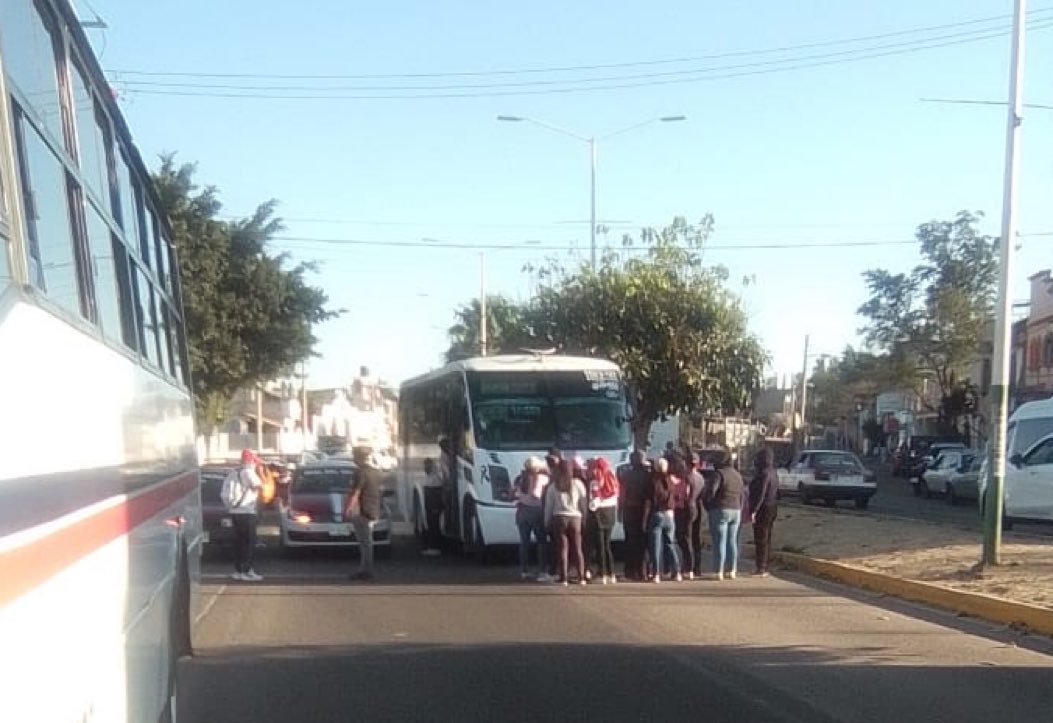 sofyvaldivia's tweet photo. 📍✍️ Normalistas comienzan a retener urbanos a la altura de la #ENEPO #Oaxaca https://t.co/xd44veFjTy