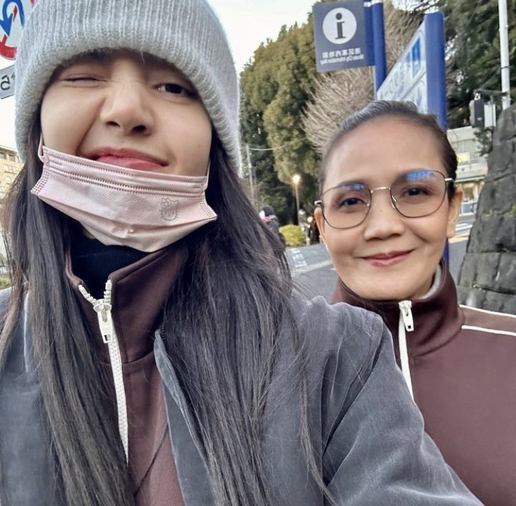LISANATIONS_'s tweet photo. LISA with mom 💛 https://t.co/ZUTiQuYBM3