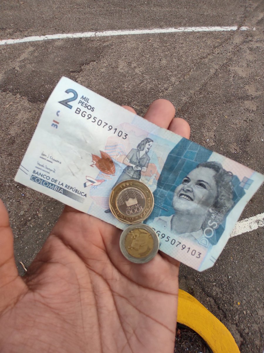 aligemo's tweet image. Estoy en Táchira
Aquí no circula bolívares. 
No, bueno solo en farmatodo.

Berro pero es bandera!  Me quede loco porque s una sensación rara... Es una Venezuela y Colombia al mismo tiempo...