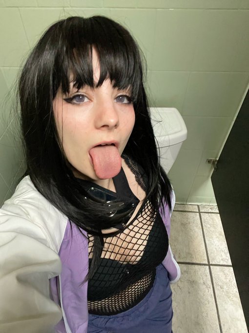 Hinata Hyuga takes you into the bathroom. Wyd? https://t.co/qzZWTVaoK3