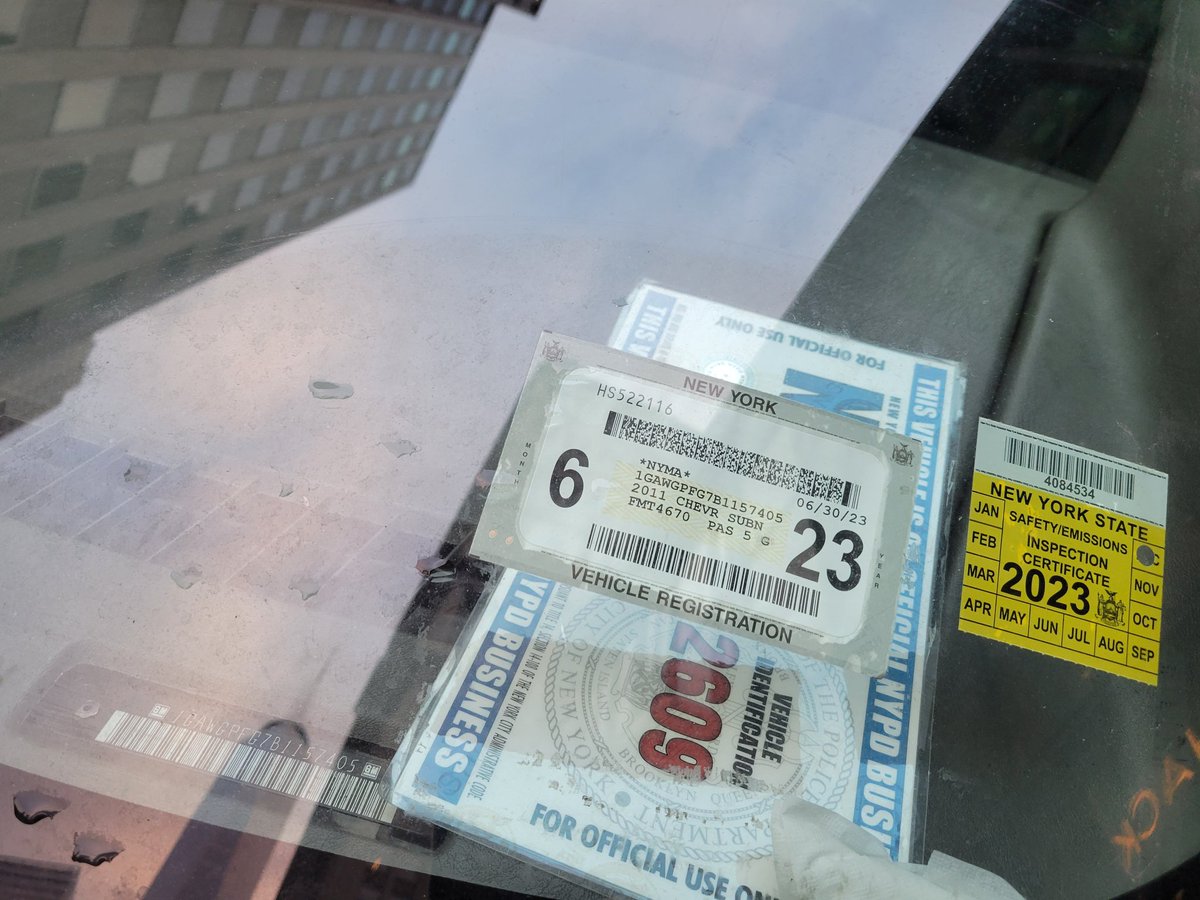 placardabuse's tweet photo. This #SnatcherVan was parked illegally in a No Standing Anytime zone. Using a @NYPDnews placard that expired May 1, 2022.
It's never legal to use a placard to park here.
And what happened to this vehicle's current placard?
#PlacardCorruption
#NYPDinsurrection https://t.co/KSlxISjPDR