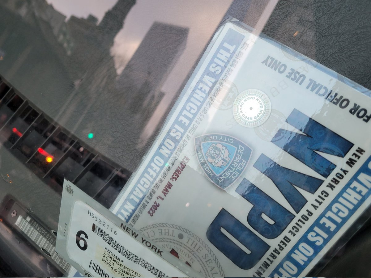 placardabuse's tweet photo. This #SnatcherVan was parked illegally in a No Standing Anytime zone. Using a @NYPDnews placard that expired May 1, 2022.
It's never legal to use a placard to park here.
And what happened to this vehicle's current placard?
#PlacardCorruption
#NYPDinsurrection https://t.co/KSlxISjPDR