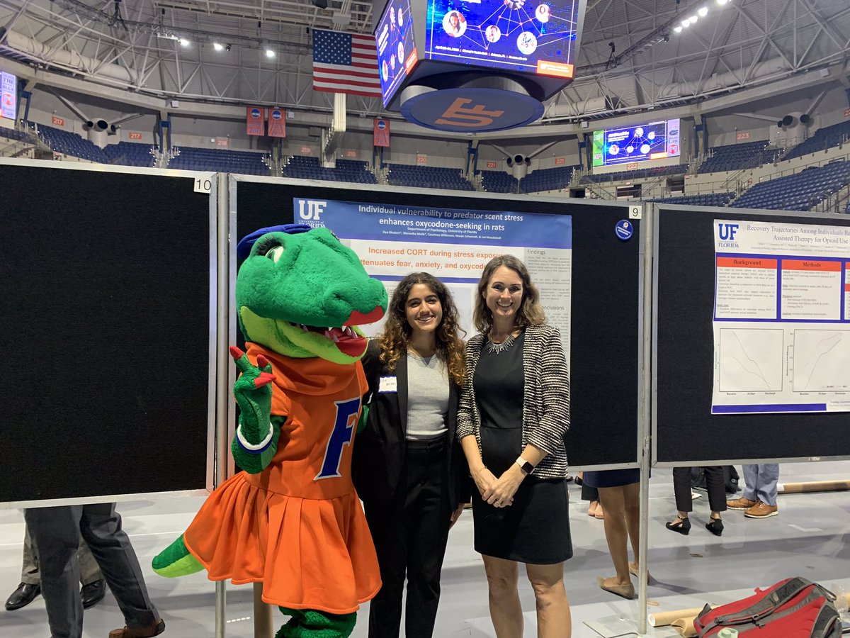 LoriKnacklab's tweet photo. Alberta enjoyed learning about stress - opioid self-administration interactions at the #UFMedResearch celebration. Not pictured @purely_science! https://t.co/KXu44JfUVn