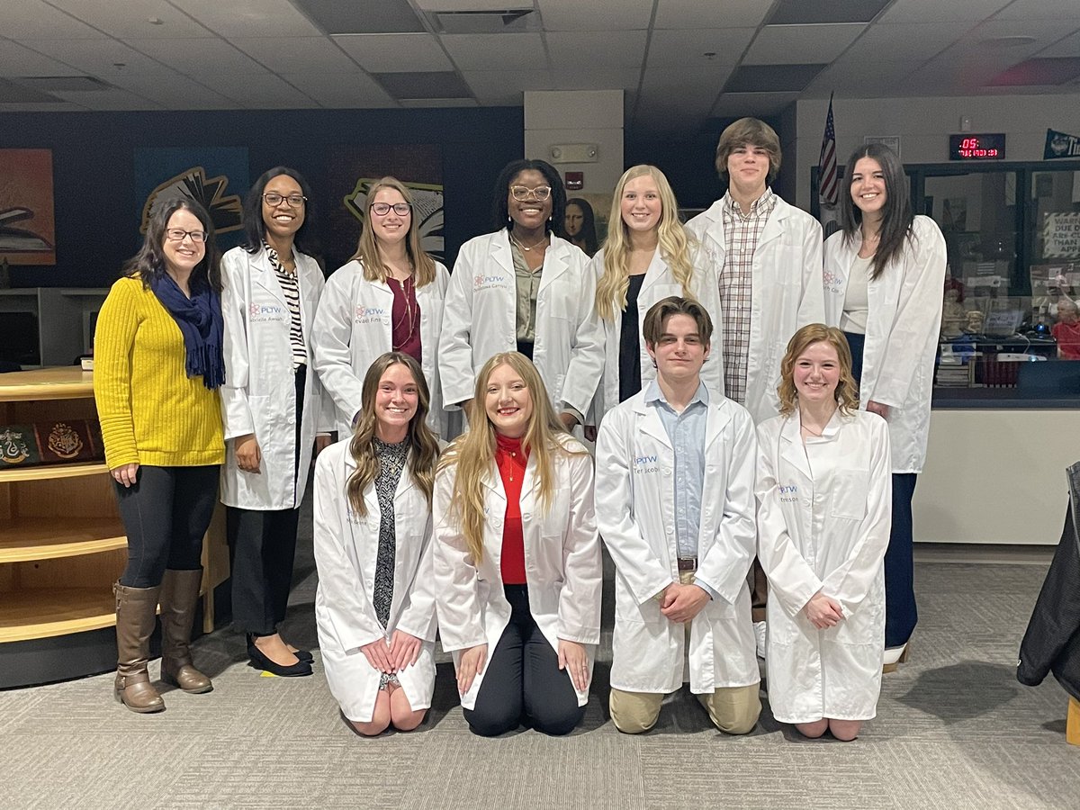 TimberlandHOSA's tweet image. Class of 2022-2023 BI White Coat Ceremony/parent showcase!  This is a special bunch moving on to do great things! Congratulations on all your hard work! #pltw #biomedicalscience #pltwbiomed