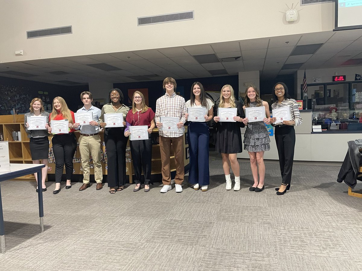TimberlandHOSA's tweet image. Class of 2022-2023 BI White Coat Ceremony/parent showcase!  This is a special bunch moving on to do great things! Congratulations on all your hard work! #pltw #biomedicalscience #pltwbiomed