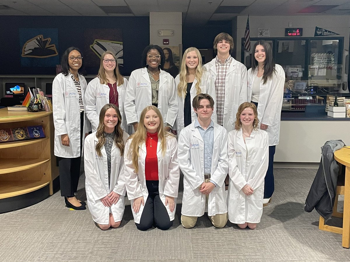 TimberlandHOSA's tweet image. Class of 2022-2023 BI White Coat Ceremony/parent showcase!  This is a special bunch moving on to do great things! Congratulations on all your hard work! #pltw #biomedicalscience #pltwbiomed