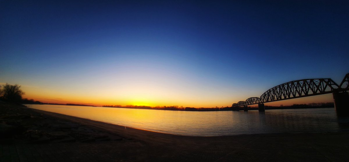 The weather has been amazing here in #Kentucky !! @PanoPhotos #Ohioriver #hendersonky #weather #photooftheday #Panorama #sunset