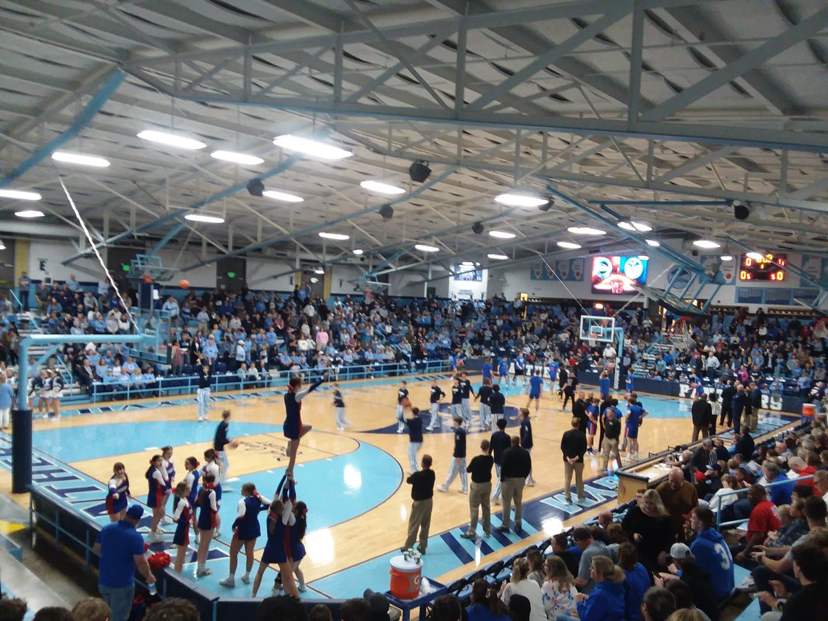 county_journal's tweet photo. Where else would you rather be? We're minutes away from a 2A sectional semifinal game between Pinckneyville and Massac County in Duster Thomas Gymnasium in Pinckneyville. https://t.co/VGNw5vAekj