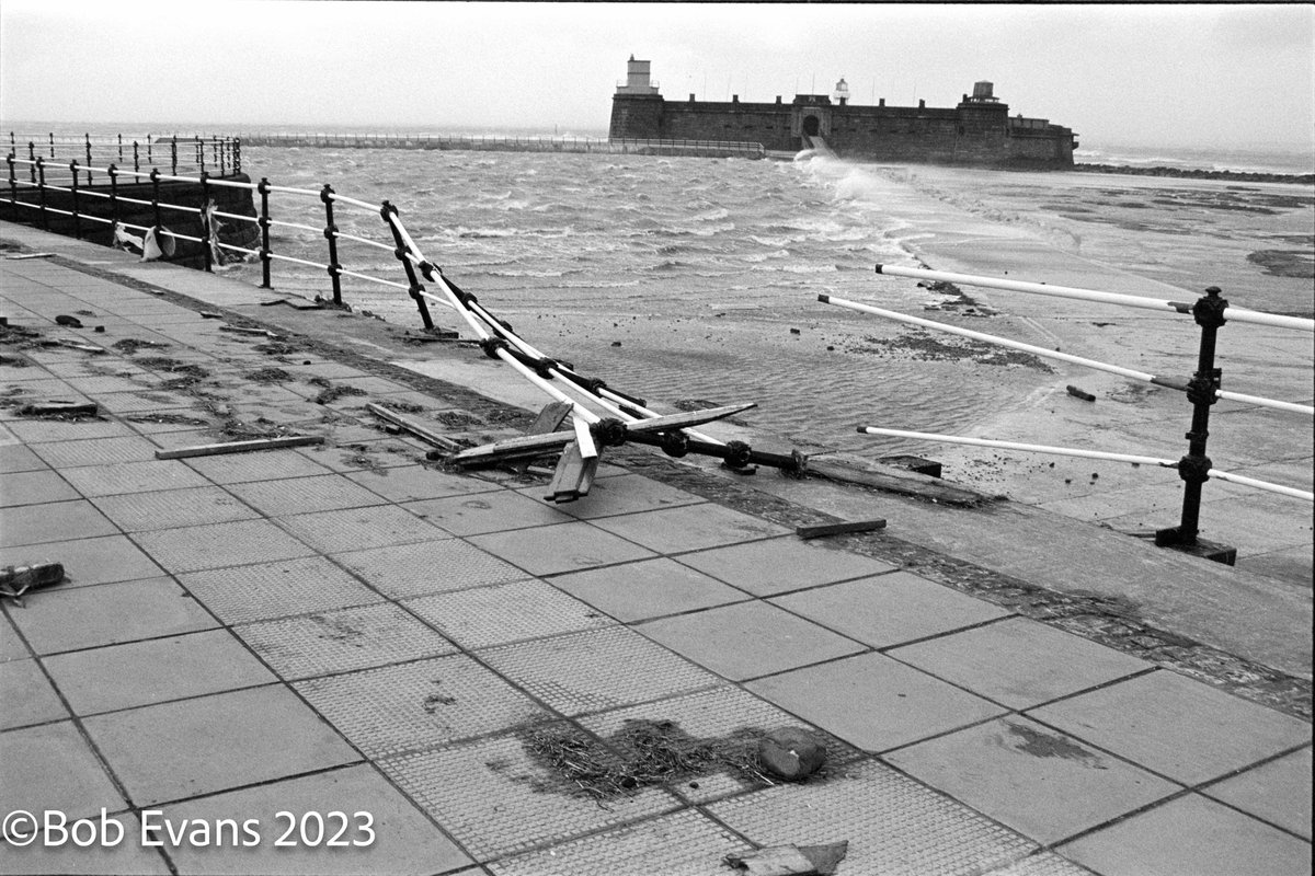 Fort Perch Rock, New Brighton during storm, 1990

@Jess_Molyneux1
@livechonews
@angiesliverpool
@stratusimagery
@liverpool_1207
@thedustyteapot
#liverpool
#filmphotography
#History #NewBrighton #Fort #storm