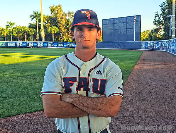 FAU_Owls_Nest's tweet photo. End 5th: #FAU 4 #Miami 2

Waterbor's night is done with Braden Ostrander (@OstranderBraden) stepping onto the mound. @EvanWaterbor finishes with a STRONG 1.80 ERA, 7⃣ FLYOUTS, AND 4⃣ STRIKEOUTS!👏#GoOwls!🦉⚾️🧢 https://t.co/4yJ147vxrm