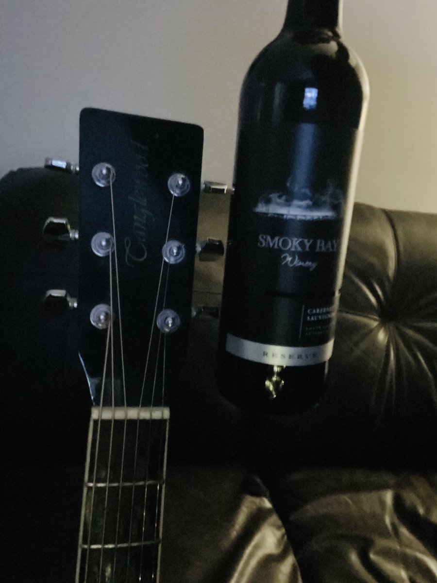 Two of my (many) favourite things. Yeah.. today is my Friday 😊 #guitar #smokybay #lifeisgood #lovelife #music #soulfood