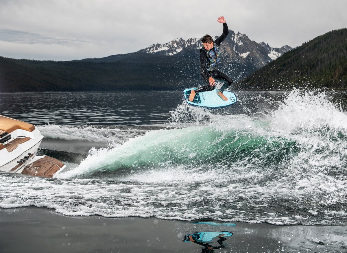 CenturionBoats's tweet photo. Who's still shredding through winter?
#centurionboats #wakeboat #wakesurfboat #wakesurf #towboat #centurion #boats #wakelife #connorburns https://t.co/dZlffVAyHT