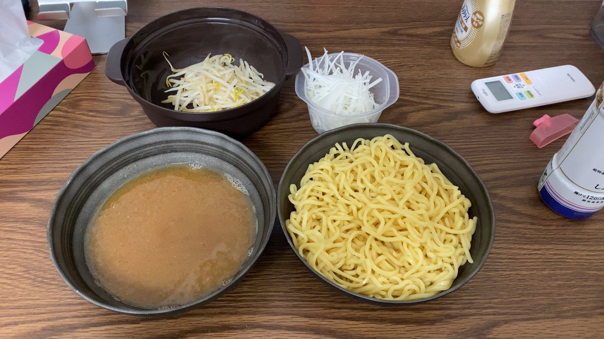 st_strunning's tweet photo. 日清食品「頑者 つけ麺 濃厚魚介豚骨」を喰らう。
当然、店舗に行った方が美味しいものを食べられるのだが、家でこのクオリティで作れるなら満足。トッピングで作る白髪ねぎが最高。味付けに不満があれば家にある鶏がらスープやらウェイパーやらを足して味変したら良い。美味でした。
#つけ麺 https://t.co/82bcizit22