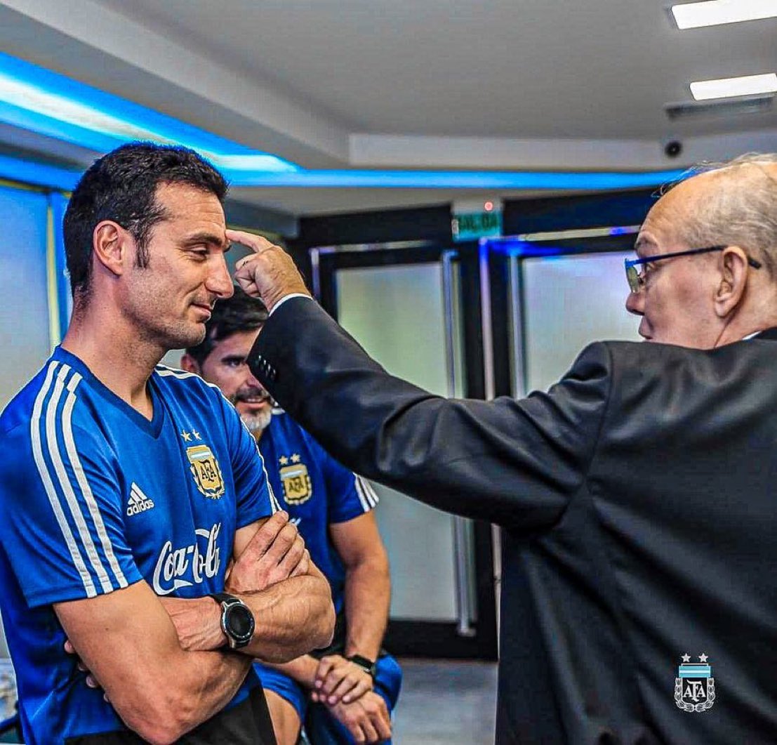 AtaqueFutbolero's tweet photo. 🇦🇷 Hoy, a 3 años de ESTA FOTO.

Sí, el primero que se subió a La Scaloneta fue Don Alejandro Sabella. 🥹 https://t.co/SgnqHIJpDZ
