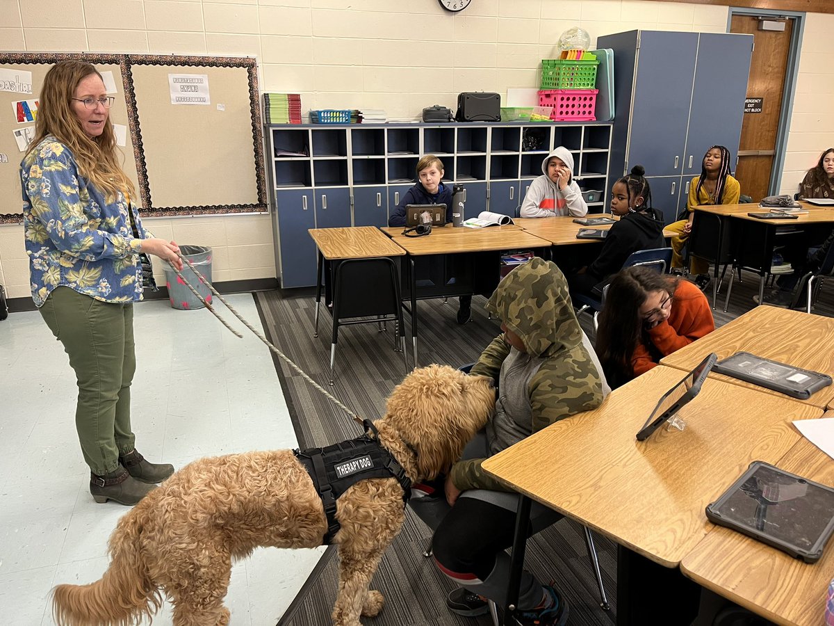 jenna5hanson's tweet photo. We had a visitor at our Morning Meeting today ❤️ @Rushton5121 @CathyL4SMSD https://t.co/7nuMTu67YA