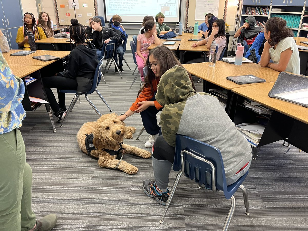 jenna5hanson's tweet photo. We had a visitor at our Morning Meeting today ❤️ @Rushton5121 @CathyL4SMSD https://t.co/7nuMTu67YA