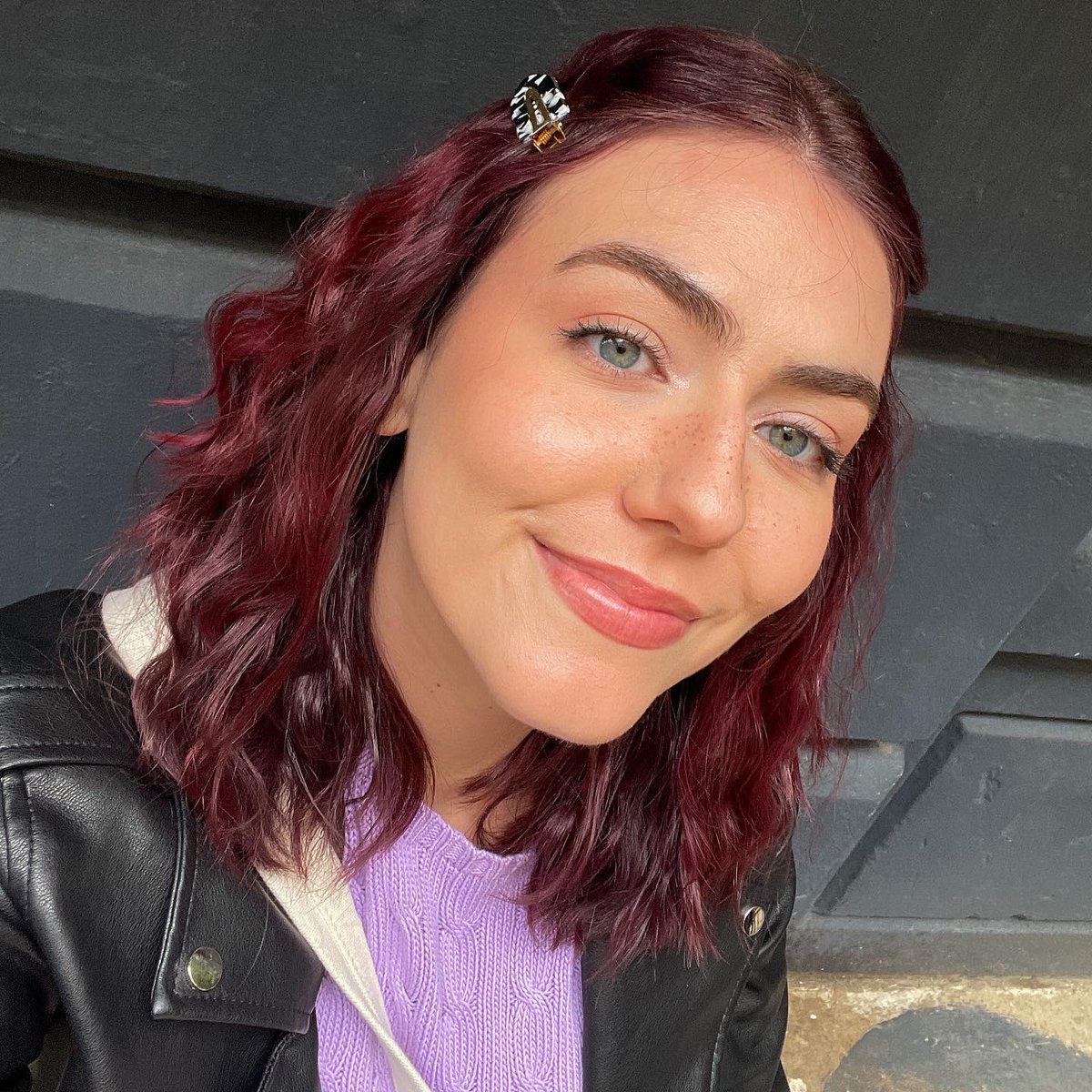 oVertoneColor's tweet photo. Pink for Brown Hair — BACK AT IT AGAIN! Loving the results from this best-seller on @sydatnite 😍😍😍😍
We're detecting notes of mulled wine 🍷 what color do you see?
#overtonecolor #pinkhair #winehair #mulledwinehair #haircolorideas #hairgoals https://t.co/kHiNepsNKy