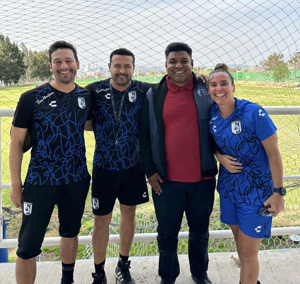 AMFproMX's tweet photo. Gracias a las y los Futbolistas de @GallosFemenil y @Club_Queretaro por recibir a @melvinbrown_of como parte de las actividades de orientación y apoyo de la #AMFpro 🤝
#AsistenciaAMFpro
#SoyAMFpro
https://t.co/ZObsnxon2q https://t.co/6044ujeNcC