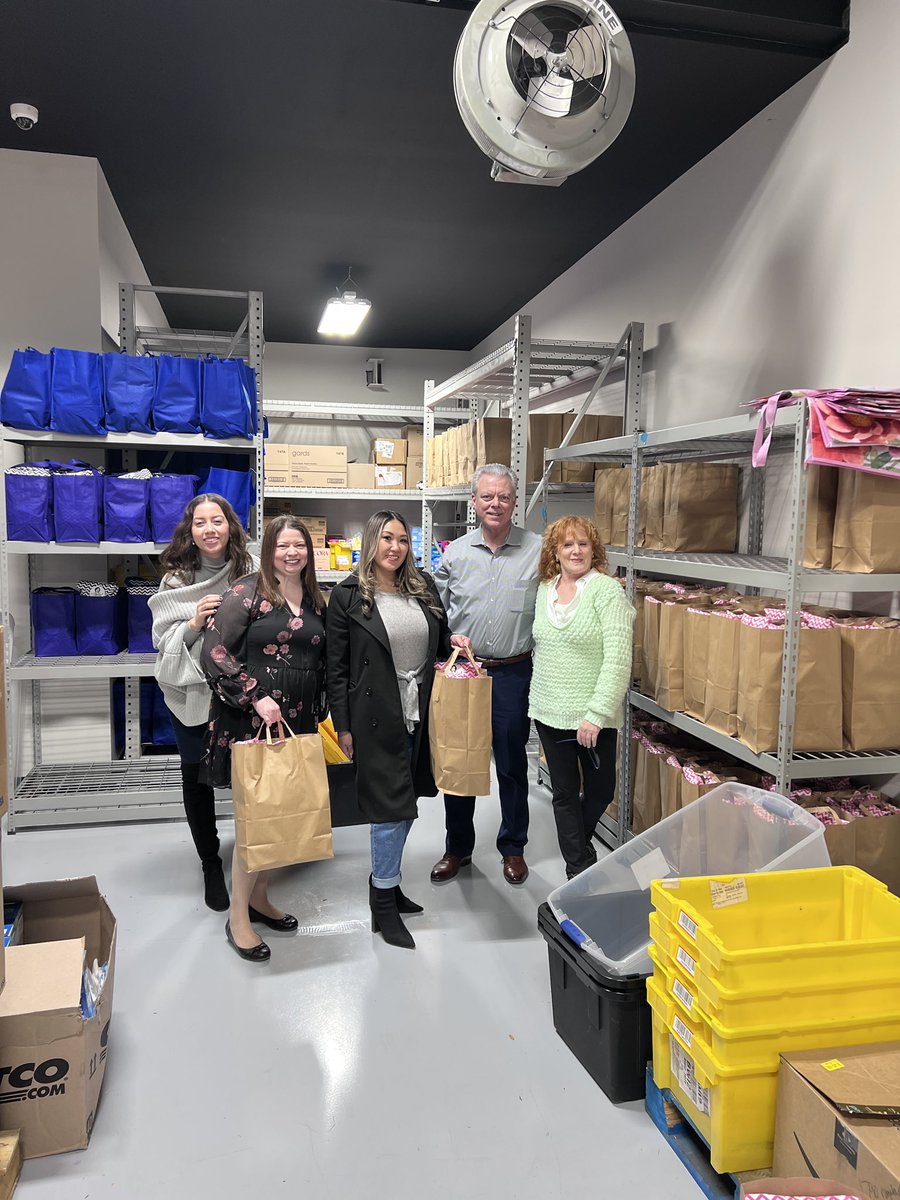 ProjectMarilyn1's tweet photo. @CREWLasVegas came in and packed 600 period kits today! We ❤️ this crew. #endperiodpoverty #period #volunteer #crew #crewlv @jenpbradley https://t.co/wwTPWf3qub