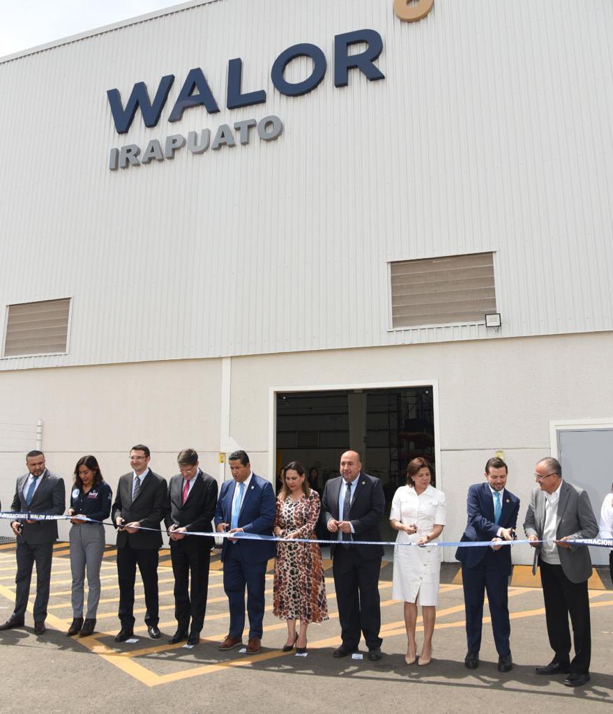 LorenaAlfaroG's tweet photo. ⚙️¡En #Irapuato sí hay inversión!
En compañía de nuestro gobernador @diegosinhue, inauguramos la expansión de operaciones de #WALOR, empresa que ha crecido desde que se establecieron aquí en el 2014 y que hoy genera empleos para las familias irapuatenses.
1/2 https://t.co/ZPQp5gDkbH