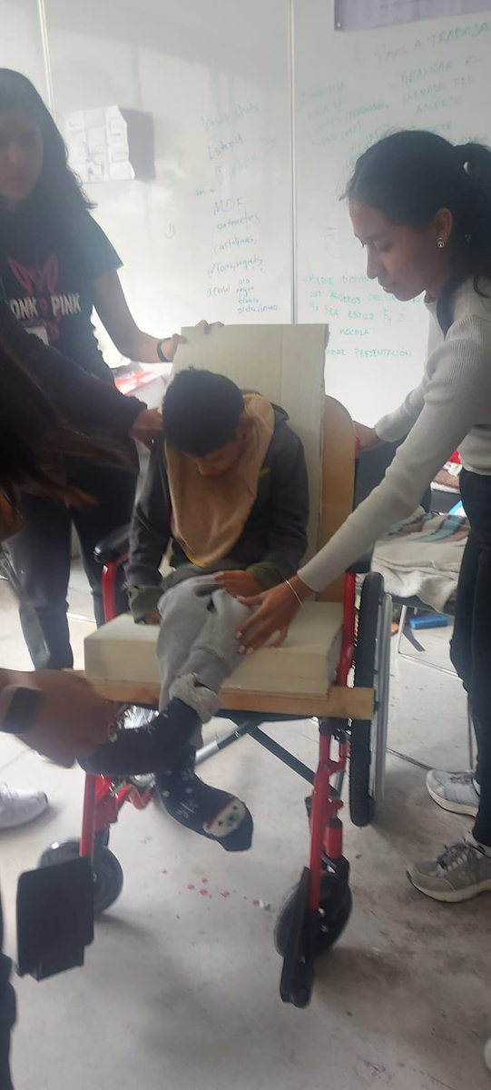 IPN_MX's tweet photo. Que lata fuerte un #Huelúm para los #politécnicos del @_cecyt9 que destacaron con su participación en el #Makeathon2023 al realizar la adaptación de un asiento para apoyar la postura de un pequeño con parálisis cerebral: Ramsés, de 11 años

1/2 https://t.co/3MyiKZpwum