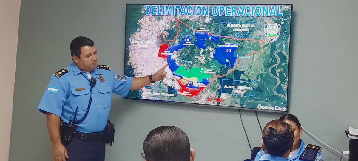 PoliciaHonduras's tweet photo. #PlanificacionPolicial
El Jefe Regional de la #ZonaNorte, el Comisionado de Policía David Ortega Pagoaga, mantiene reunión con Jefes de #UMEPS, #UDEPS y Unidades Especiales, con el fin de dar a conocer los lineamientos de la planificación de las operaciones policiales
#PNH 👮🏻👮🏻♂️ https://t.co/8tUh3v2jCF