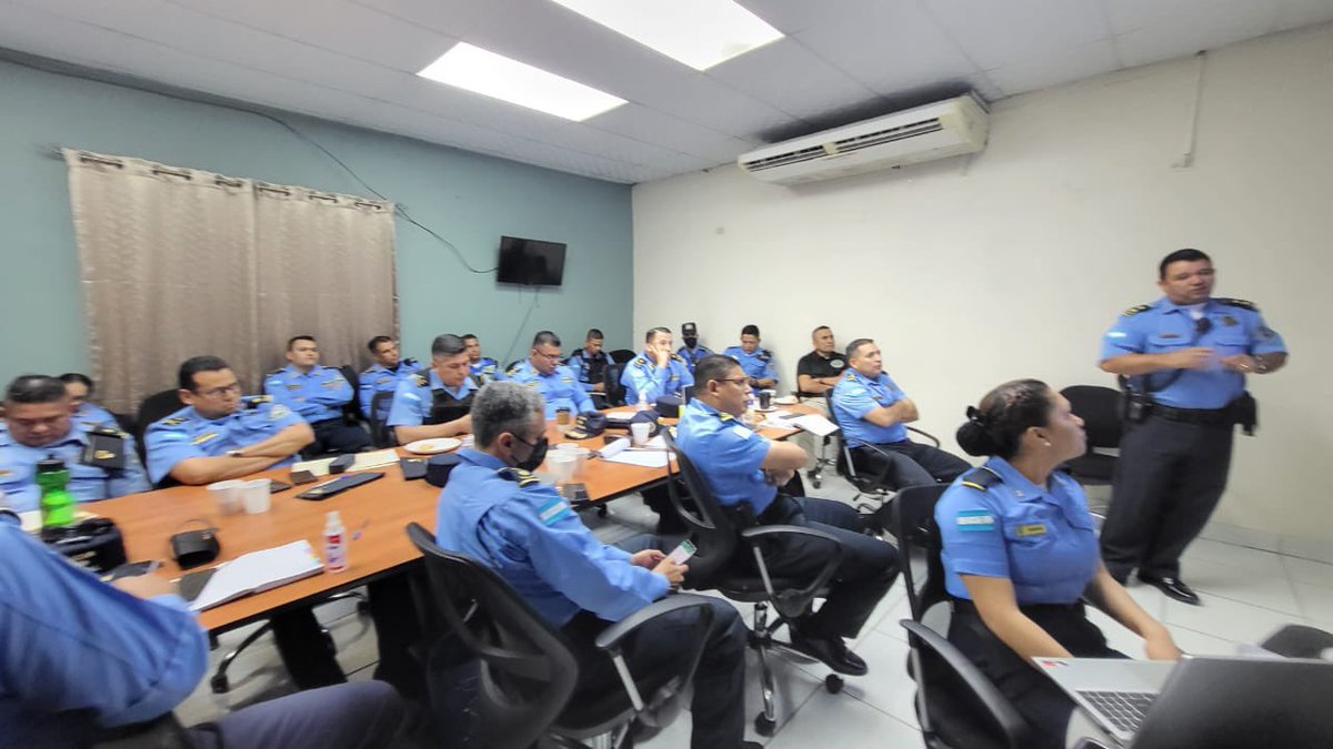 PoliciaHonduras's tweet photo. #PlanificacionPolicial
El Jefe Regional de la #ZonaNorte, el Comisionado de Policía David Ortega Pagoaga, mantiene reunión con Jefes de #UMEPS, #UDEPS y Unidades Especiales, con el fin de dar a conocer los lineamientos de la planificación de las operaciones policiales
#PNH 👮🏻👮🏻♂️ https://t.co/8tUh3v2jCF