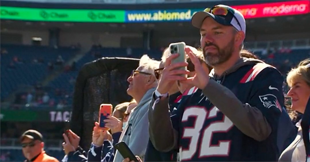 rwservicos's tweet photo. Vencer no campo e nas arquibancadas: como o #Wi-Fi transformou a #experiência dos #torcedores no Gillette Stadium. 
A #ExtremeNetworks proporciona há mais de dez anos momentos marcantes para o New England Patriots e sua parceira, o Kraft Group. https://t.co/pVBJeGn7Zv https://t.co/ITwxMsnl88
