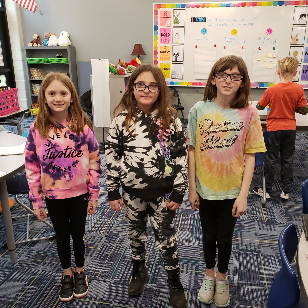 mpenneyosborn's tweet photo. Books are GROOVY so we wore tie dye! @rwoodrow8  #GLCSRead #GoGullLake #GLCSRyan @glbluedevils @rwoodrow8 @ambell0727 https://t.co/I2OtQkFE5p