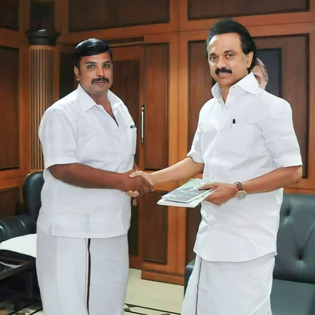 SeenuRajaa's tweet photo. 70 வது பிறந்தநாளில் 
போர் முரசாய் ஒலிக்கட்டும் உங்கள் குரல்...
திக்கெட்டும் பரவ���்டும் திராவிட மாடல் ஆட்சி...
வாழ்த்த வயதில்லை வணங்குகிறேன் ....
#MKStalin
#UdhayanithiStalin 
#thiruvarurdmk
#Youthwing https://t.co/jkBDlu33EP