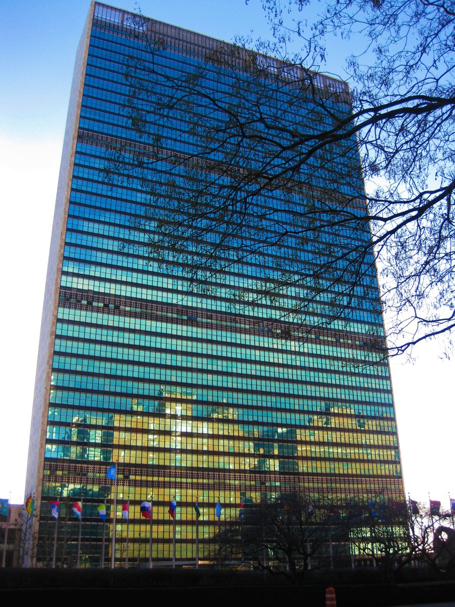 anggrainik's tweet image. awesome shot, Elliott 🙂

here&apos;s reflection on UN HQ
#skycraper #reflection