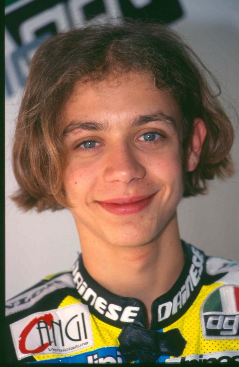 USCremonese's tweet photo. L'ultima nostra vittoria in @SerieA  risaliva al 31.03.1996: #PadovaCremonese 1️⃣-2️⃣

Quello stesso giorno esordiva nel motomondiale questo ragazzino 📸⤵️

@ValeYellow46 cos'hai fatto nel frattempo in questi 27 anni? 😅💪🏻

#SolAmAi #ForzaGrigiorossi #DaiCremo #SerieATIM 🔘🔴 https://t.co/Owr4hq1eua