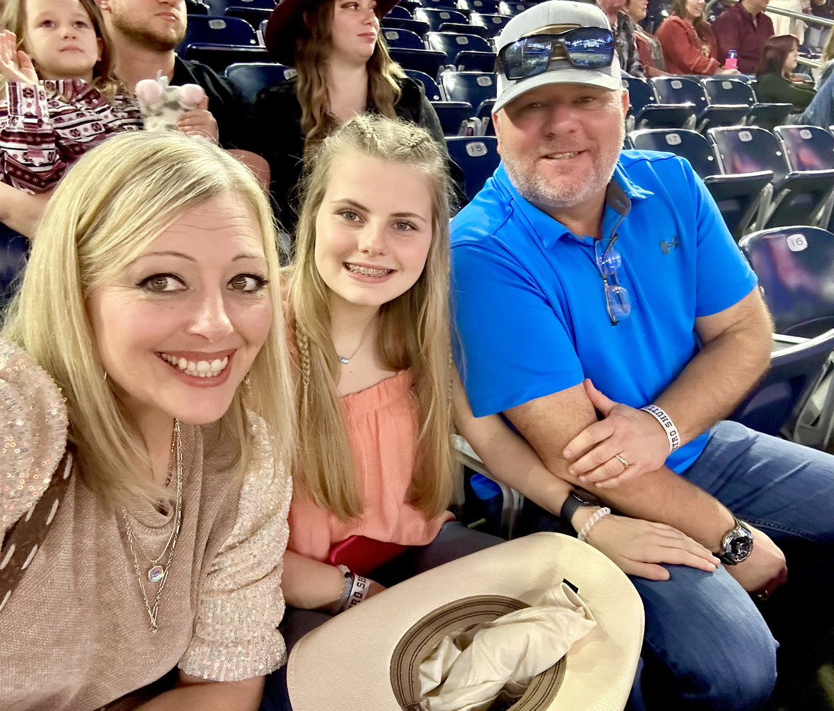 pinkpatterson's tweet photo. Itβs @RODEOHOUSTON time with the fam bam! #FriedOreos https://t.co/rMG7tNk4iQ