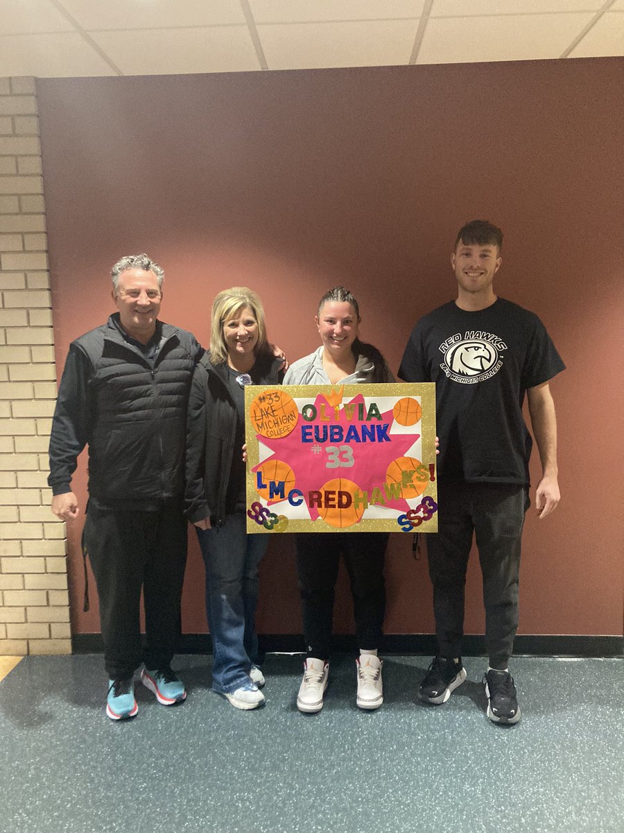 coacheubankss33's tweet photo. Great night with our girl @Olivia_Eubank Time to turn up in the tourney @strictly_skills 
@RedhawksW 
@Olivia_Eubank ❤️ https://t.co/Bb7do6wZSN